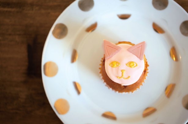 耳付きのカップケーキがかわいい、フェッタンボンボンの「にゃらんカップケーキ」(420円)