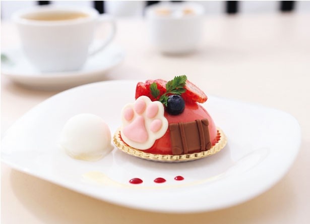 カフェ・ド・ブレル 花尻本店で購入できるのは、イチゴの赤に肉球がかわいい「苺のムースじゃらんコラボスイーツ」(400円)