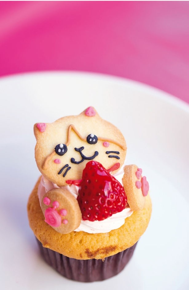Party Queen「にゃらん春のカップケーキ」(360円)は、にゃらんがイチゴを食べているみたい！