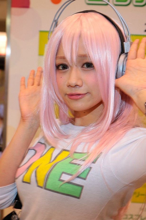 【写真を見る】キュートな笑顔で来場者の視線を釘付けにした、すーぱーそに子(コスプレネーム＝とげぽよ)