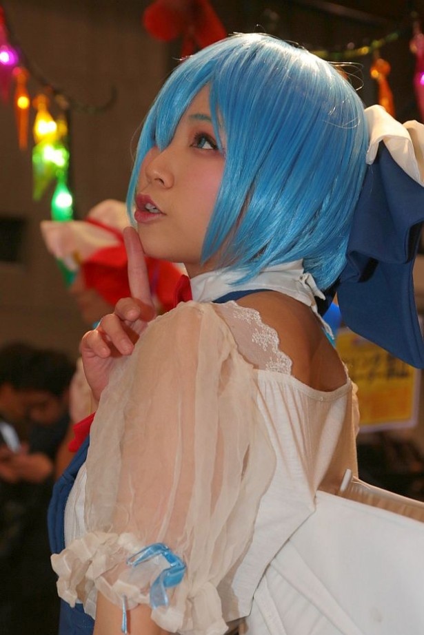 「東方Project」のキャラクター、チルノ(コスプレネーム＝黒雪なつる)