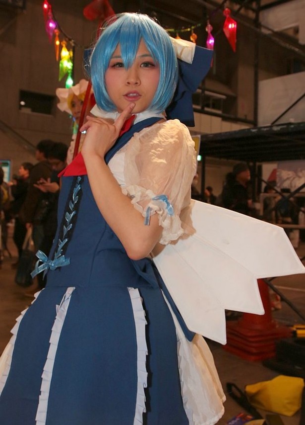 「東方Project」のキャラクター、チルノ(コスプレネーム＝黒雪なつる)