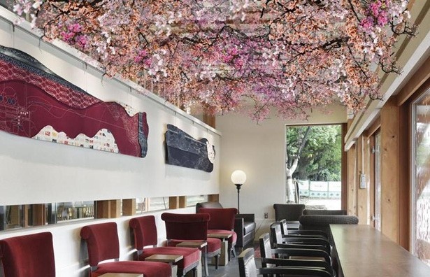 【写真を見る】スターバックス コーヒー 上野恩賜公園店では、店内に桜の装飾が施される