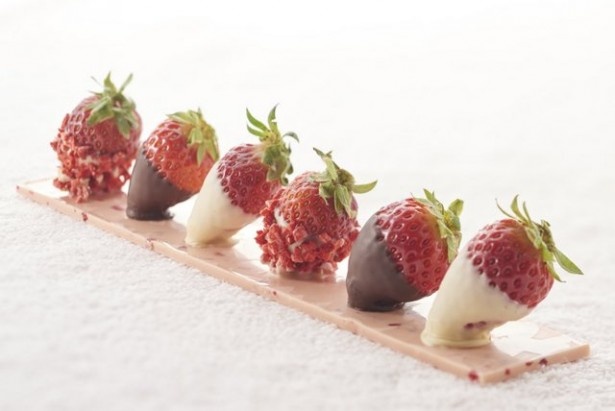 フレッシュなイチゴをミルクチョコレート、ホワイトチョコレート、フリーズドライのイチゴでコーティングした「苺チョコ」(税抜1800円)