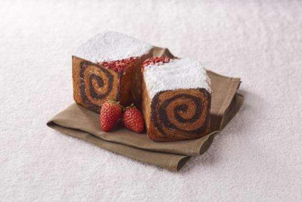 アーモンドチョコクリームにイチゴジャムとケーキクラムを合わせ、セミドライのイチゴを散りばめたデニッシュ「キューブ ド フラゴーラ」(税抜600円)