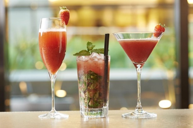 左から、「レオナルド」(税抜2200円)、「ストロベリーモヒート」(税抜1900円)、「ストロベリーマティーニ」(税抜1900円)の3種 ※サービス料、チャージ別
