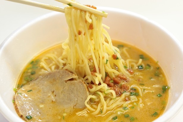 【写真を見る】濃厚な“エビスープ”が、細麺に絡みつく「えびそば一幻 えびみそ」(278円)。味噌豚骨スープは冬にぴったり