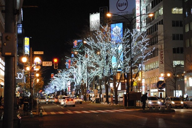 さっぽろホワイトイルミネーション 駅前通り会場では、札幌駅からすすきのまでイルミネーションが連なる