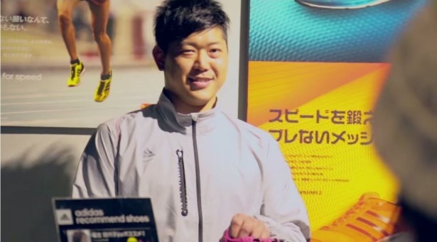 内海哲也もカウンターで利用者にシューズの案内をする