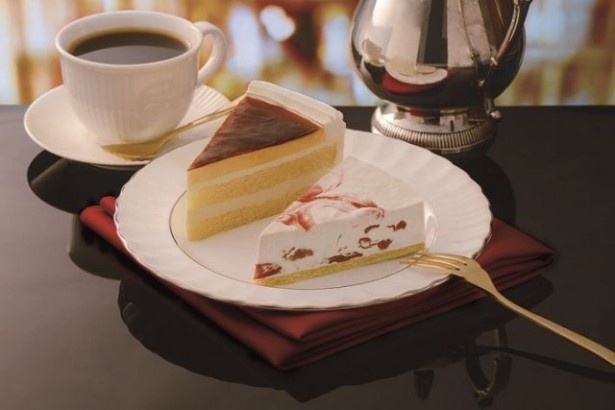 初春をイメージした「さくらんぼのケーキ」(手前・単品390円、ドリンクセット600円)と二つの食感を味わえる「カラメルプディングケーキ」(奥・単品390円、ドリンクセット600円)が登場