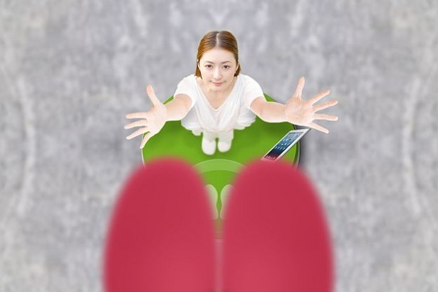 シューズを掴んだ「ドローン」が会場内を飛行し、手元まで届けてくれる