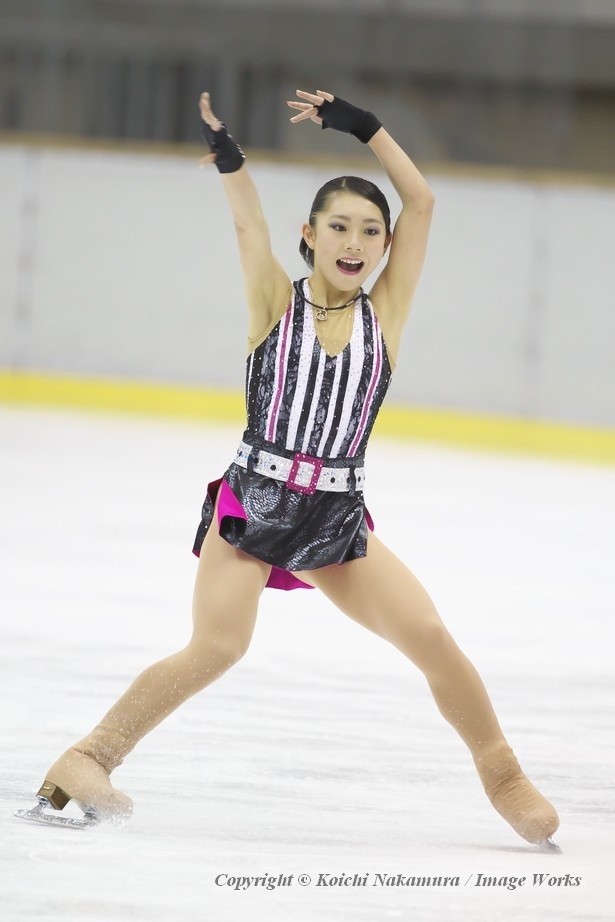 【写真を見る】ジャンプが決まり、笑顔を見せる中塩美悠。一つのミスで大きく減点されてしまうショートプログラムは緊張との戦いだ