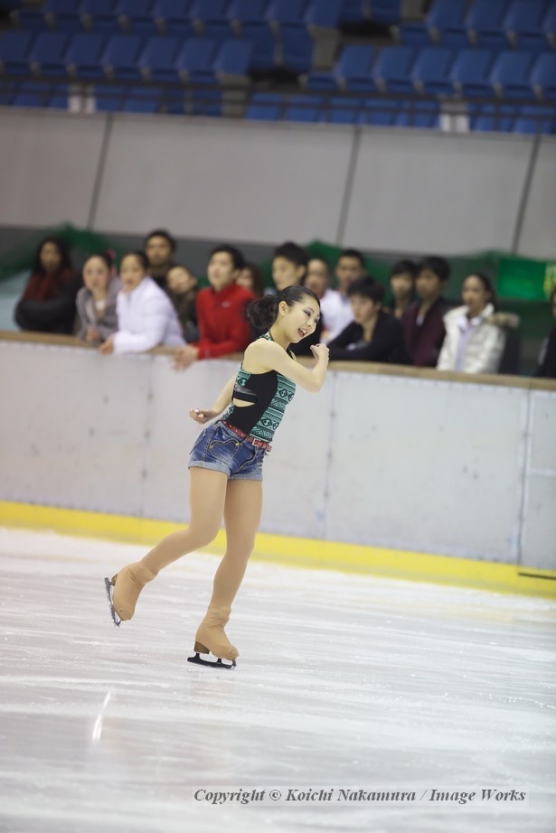 選手仲間がリンクサイドで見守る中、優勝者として演技をする中塩美悠