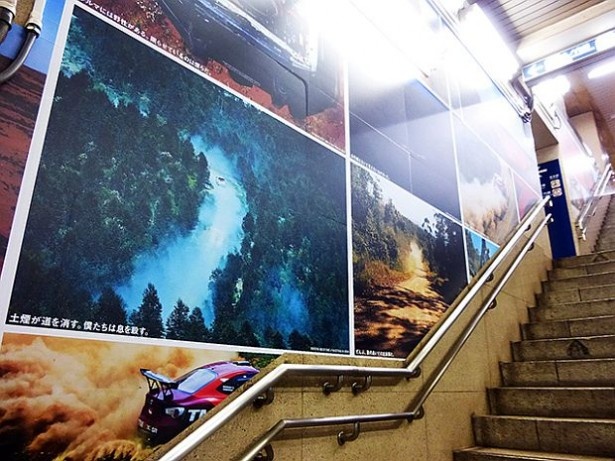 銀座駅構内やその周辺には「TOYOTA NEXT ONE」に関するパネルも展示されている
