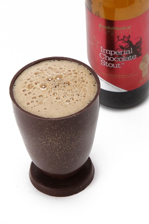 チョコグラスに注がれたビール。泡の色まで香ばしさを感じさせ、その味を試してみたくなる