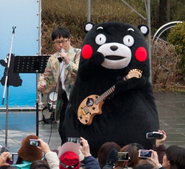 【写真を見る】人気のくまモン体操やくまモンバンドライブ他、多彩なステージイベントが開催される(※写真は2014年2月に湊町リバープレイスで開催されたイベント)