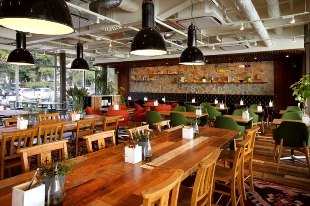 古材やリユース家具を用いた「Royal Garden Cafe 大濠公園」