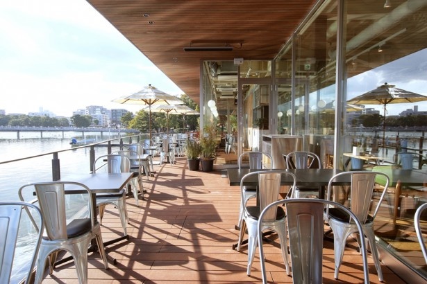 「Royal Garden Cafe 大濠公園」では、大濠公園を一望できる屋外テラス席を62席用意