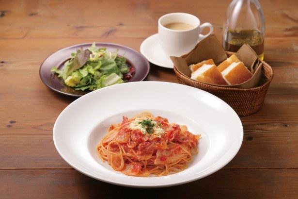 週替わりで楽しめる「パスタランチ(1100円)」などのセットメニューの他、さまざまな単品料理を用意