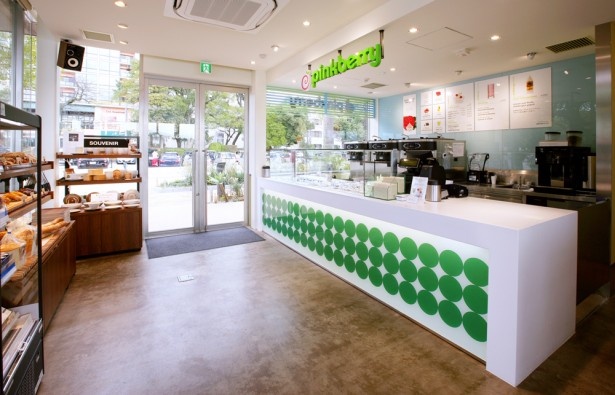 ドリンクやベーカリーなどを提供する「パークショップ」の中に、フローズンヨーグルト専門店「pinkberry」がオープン