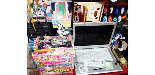 その下にはPCも張り付いている