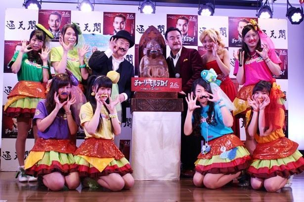 たむらけんじさん、通天閣の西上社長、淡路島ハンバーガールZ（西日本ハンバーガールZ）が全員ちょびひげでヒット祈願！