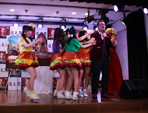 未来の「たむけんランド」から来た、淡路島ハンバーガールZにもみくちゃにされるたむらけんじさん