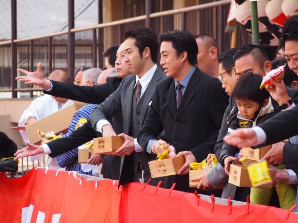 櫛田神社の舞台の上から、豆まきを実施した。集まった観客にまんべんなく行き届くよう配慮しながら豆をまく姿が印象的