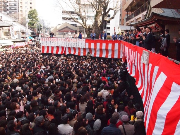歌舞伎役者が撒く福豆をつかもうと、櫛田神社には約2000人もの人が集まった