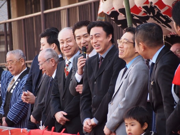 【写真を見る】「大好きな博多で公演ですることができ幸せ」と語る尾上松也に、横からちょっかいを出す市川染五郎。和やかな雰囲気にチームワークの良さを感じる