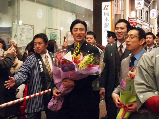 集まった観客の声援に応えながら、川端商店街を練り歩く市川染五郎、尾上松也、片岡孝太郎