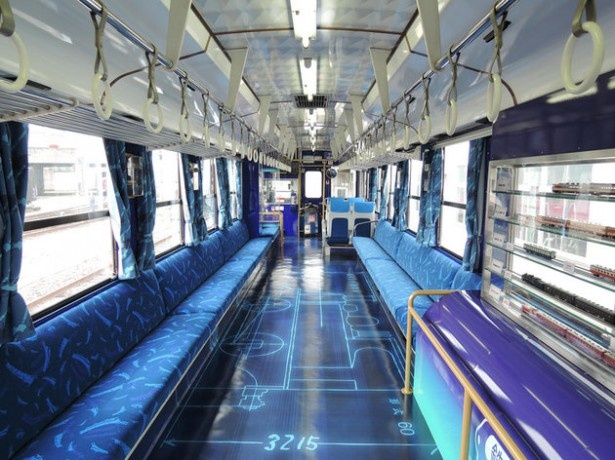 【写真を見る】床にはJR四国のルーツとなる「讃岐鉄道A1形タンク機関車」の形式図の青焼きをイメージした柄が施されており、細かい演出もファンの心をくすぐる