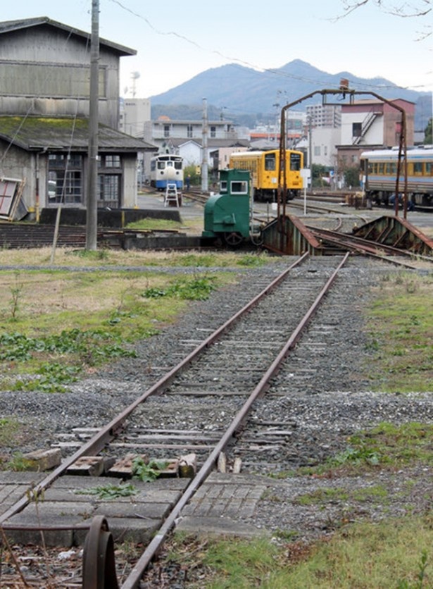 観光列車の終点、始点となる宇和島駅隣の宇和島運転区敷地内にはJR四国管内で唯一、蒸気機関車の扇形機関庫が残されている　※通常は立ち入り禁止エリア
