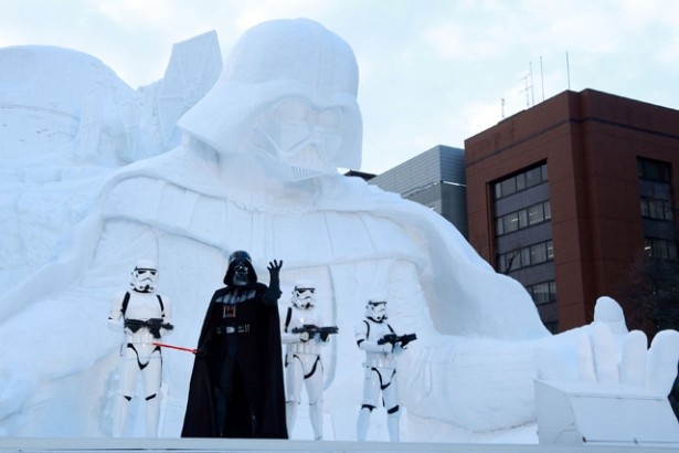 【写真を見る】札幌がダース・ベイダーに乗っ取られた!?自身の雪像の前で、来場者を威嚇するダース・ベイダー