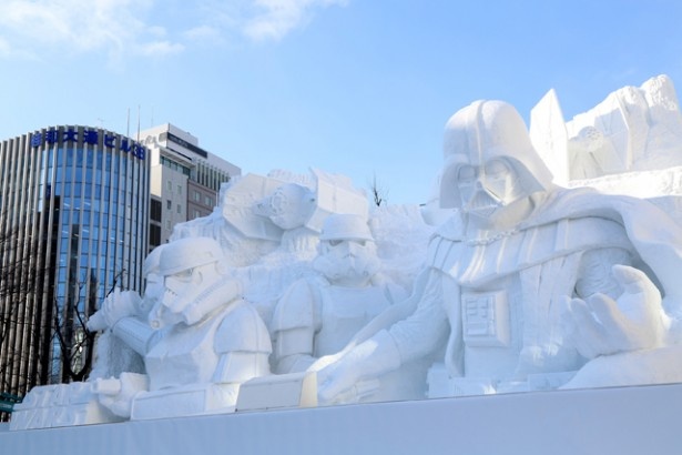 「雪のスター・ウォーズ」は北海道札幌市中央区大通西4丁目のSTV広場で展示