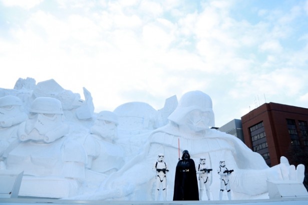 2月4日に行われた「雪のスター・ウォーズ」オープニングセレモニーにはダース・ベイダーとストームトルーパーが登場した