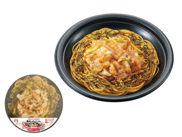 “すたみな焼き”をのせた豪快な｢豚肉とガーリックのパスタ｣(430円) 。2月10日(火)から2月23日(月)までの2週間限定(新潟地区を除く)