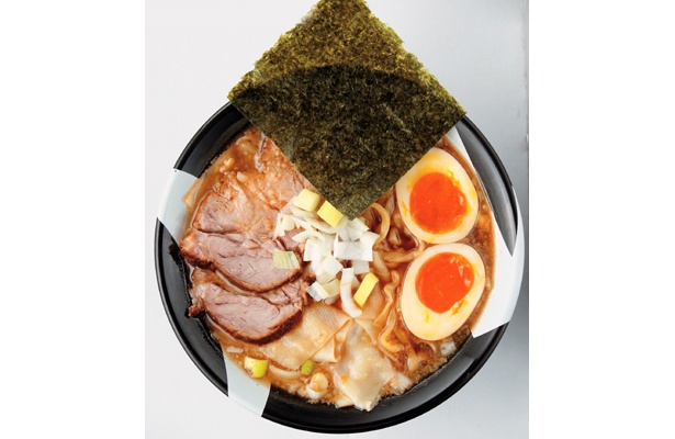 飲み干したい極上煮干しスープの「味玉煮干しラーメン」（850円）は「新宿煮干しラーメン凪（なぎ）」でどうぞ！