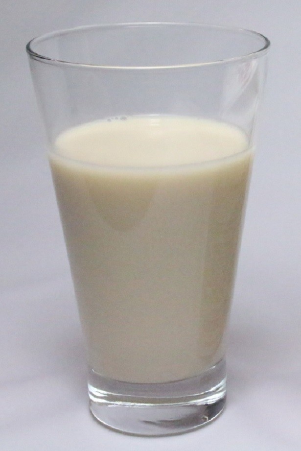 【写真を見る】“コーヒーなのに真っ白”というインパクトは大！朝食や昼食、おやつタイム、お風呂上がりなど、どんな場面にもマッチ