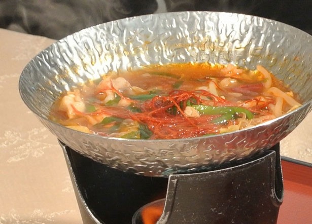 【写真を見る】四万十牛を楽しめる贅沢な一杯、「四万十牛唐辛鍋(しまんとぎゅうからからなべ)」も無料で試食できる。！