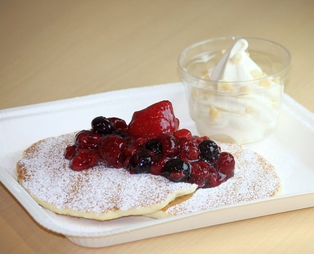 【写真を見る】ふわふわのパンケーキとゴロゴロ入ったベリーが魅力！「ハワイアン パンケーキ ミックスベリー」(420円)は2月10日(火)から販売予定