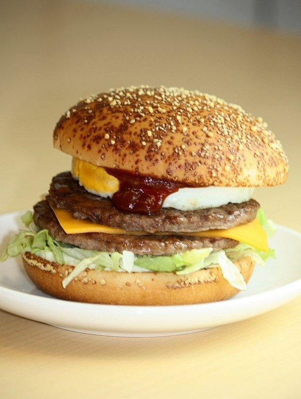 3月上旬から販売予定の「ロコモコバーガー」(390円)。特製バンズで、ビーフパティ、卵、チーズ、レタスをサンドした