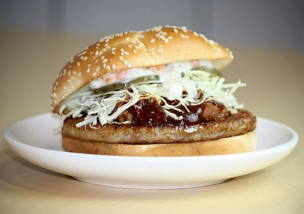 「ハワイアン バーベキューポーク」(390円)には、ほろほろのほぐし豚肉、カルアポークが入っている