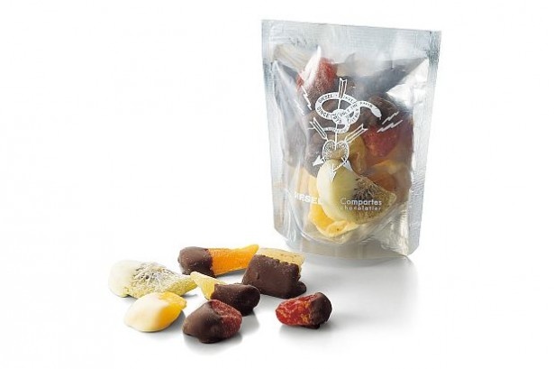 コンパーテス ショコラティエの人気商品「LOVE FRUITS MIX」。ほろ苦いチョコレートと、甘酸っぱいセミドライフルーツが好相性の一品だ