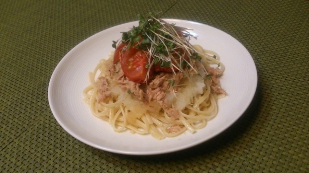 和風パスタは大根おろしやトマトでさっぱり！ツナ缶の旨味が効いている