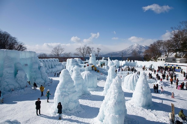 “支笏湖ブルー”が美しい日中の氷濤まつり(※写真は第36回千歳・支笏湖 氷濤まつり)