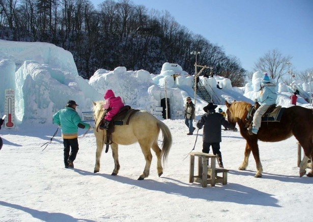 会場内を馬に乗って回る引き馬体験も人気(※写真は第36回千歳・支笏湖 氷濤まつり)