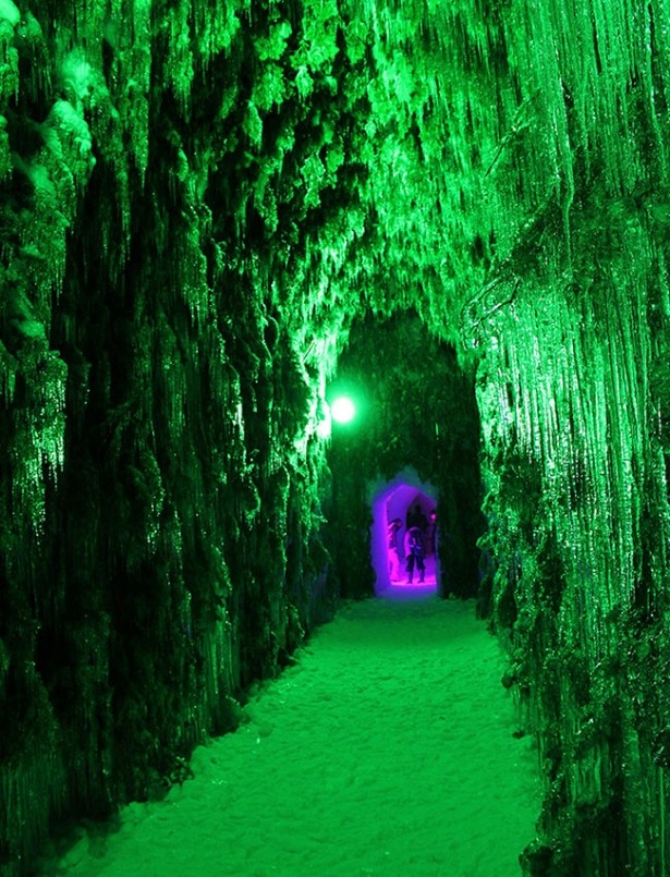 【写真を見る】人気観光スポット“苔の洞門”を再現した氷のオブジェ（※写真は第36回千歳・支笏湖 氷濤まつり）