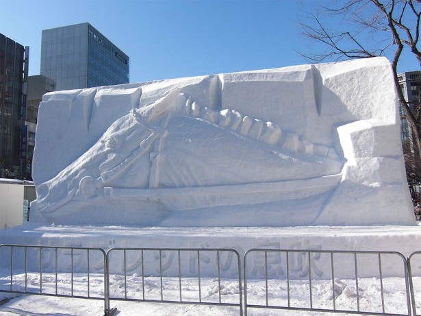 プロジェクションマッピングも行われる2丁目中雪像「サラブレッドの息吹」