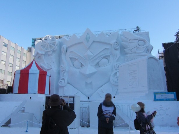 不思議の国のアリスの世界観を表現している5丁目大雪像「雪の国のアリス」
